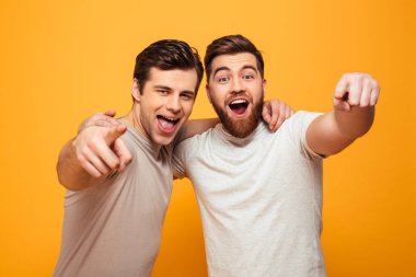 İki mutlu genç adamın parmakları işaret portresi