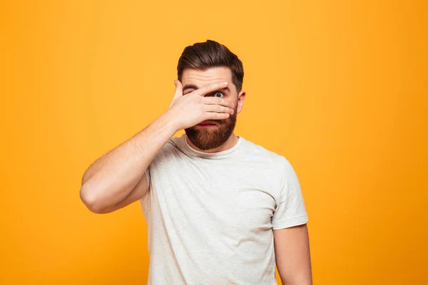 Retrato de um homem barbudo assustado — Fotografia de Stock