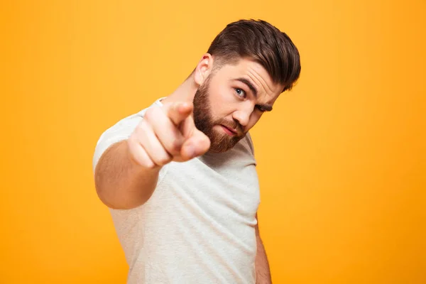 Retrato de un hombre barbudo serio señalando —  Fotos de Stock