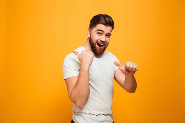 Retrato de um homem barbudo sorridente — Fotografia de Stock