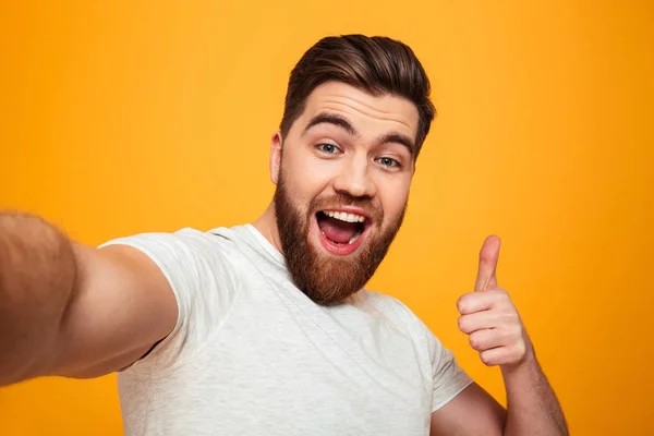 Retrato de un hombre barbudo feliz —  Fotos de Stock