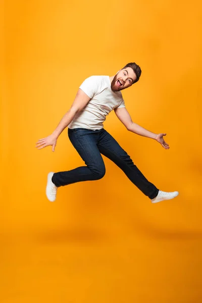 Retrato de cuerpo entero de un hombre barbudo feliz —  Fotos de Stock