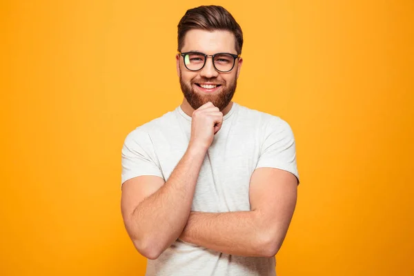 Portret van een bebaarde man in brillen glimlachen — Stockfoto