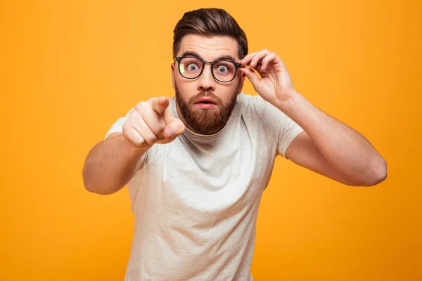 Retrato de un hombre barbudo confuso con gafas — Foto de Stock