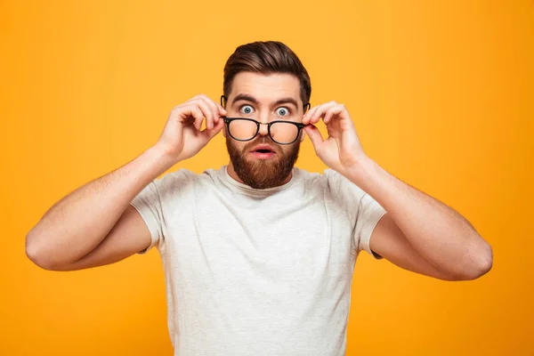 Retrato de un hombre barbudo sorprendido con gafas — Foto de Stock