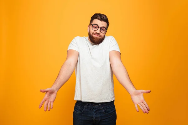 Retrato de um homem barbudo confuso em óculos — Fotografia de Stock