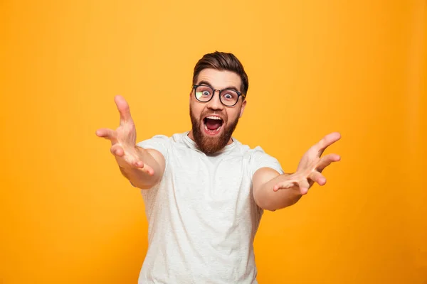 Retrato de un hombre barbudo excitado con gafas —  Fotos de Stock