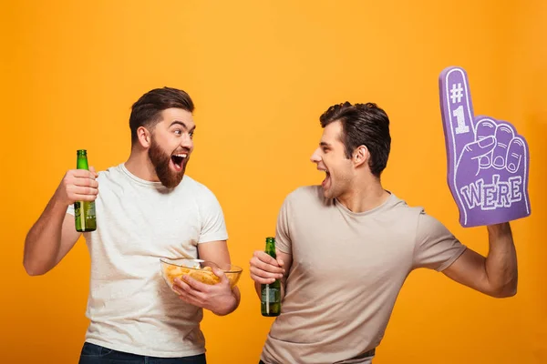 Retrato de dos jóvenes alegres mirando fútbol — Foto de Stock