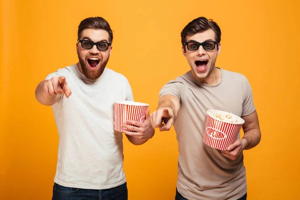 Retrato de dos jóvenes alegres en gafas 3D — Foto de Stock