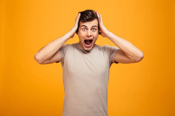 Portret van een geschokt jonge man schreeuwen — Stockfoto
