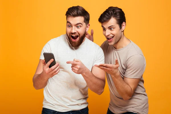 Portrait de deux jeunes hommes joyeux — Photo