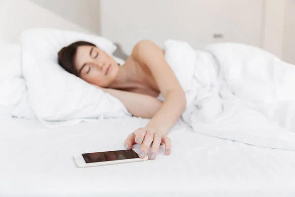 Retrato de una hermosa joven cogida de la mano en el teléfono — Foto de Stock