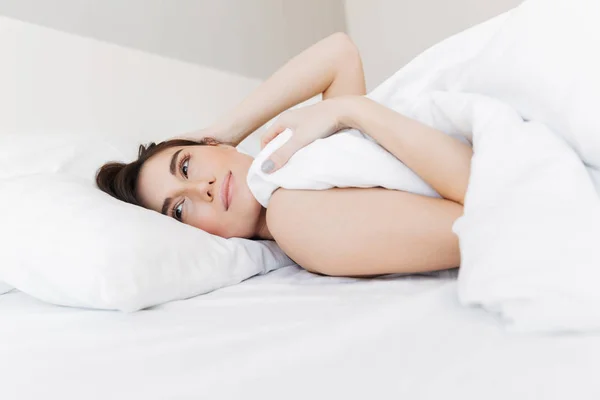 Retrato de una joven feliz acostada sobre una almohada —  Fotos de Stock