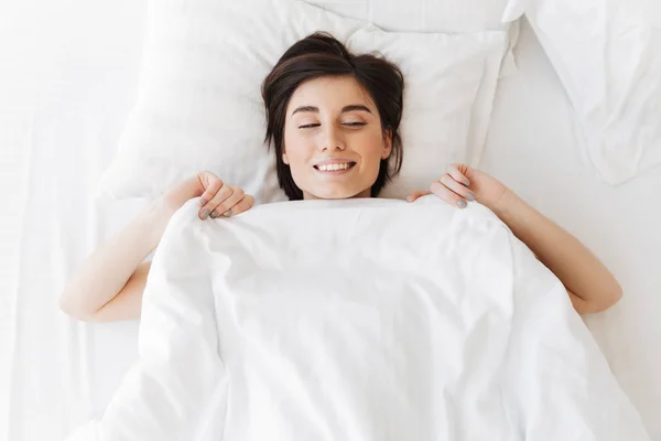 Top vista retrato de uma jovem mulher satisfeita — Fotografia de Stock