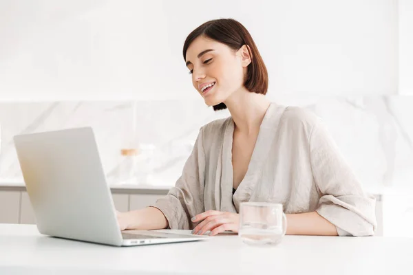 Retrato de mujer adulta caucásica usando bata sonriente y worki — Foto de Stock