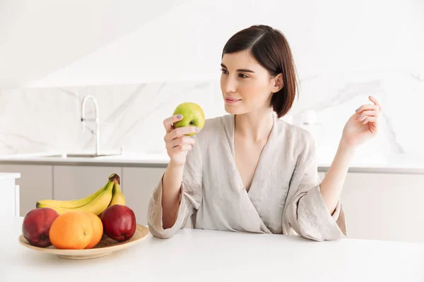 Foto de una joven vegetariana desayunando en la cocina a las h — Foto de Stock