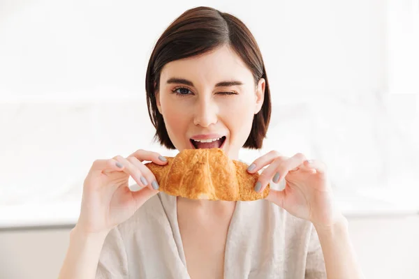 Image de jeune femme heureuse en peignoir prenant le petit déjeuner à l'hôtel roo — Photo