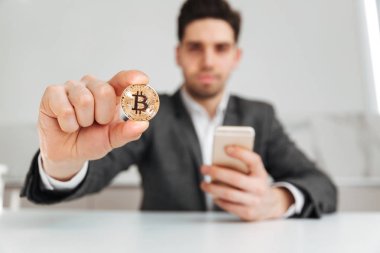 Masanın tarafından evde sakin iş adamı