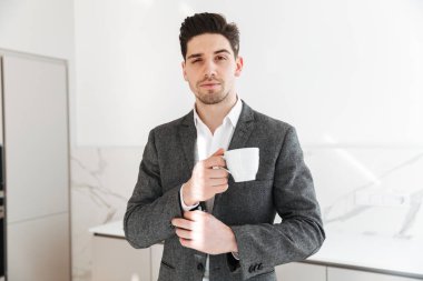 Arayan ciddi giysili yakışıklı adam portresi geldi