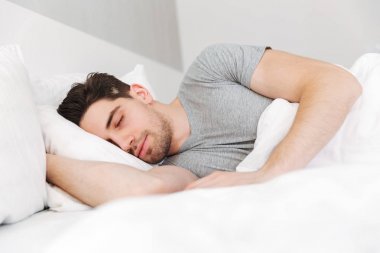 Anız olması ve rahat bez giymiş yakışıklı adam portresi