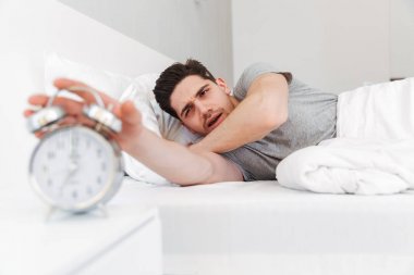 Ala anahtarlama rahat kıyafetler içinde uykulu esmer adam fotoğrafı