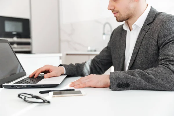 Bijgesneden foto van geconcentreerde zakelijk man aan het werk op notebo — Stockfoto