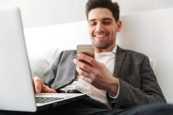 Photo of unshaved man in businesslike clothes enjoying stay in b — Stock Photo, Image