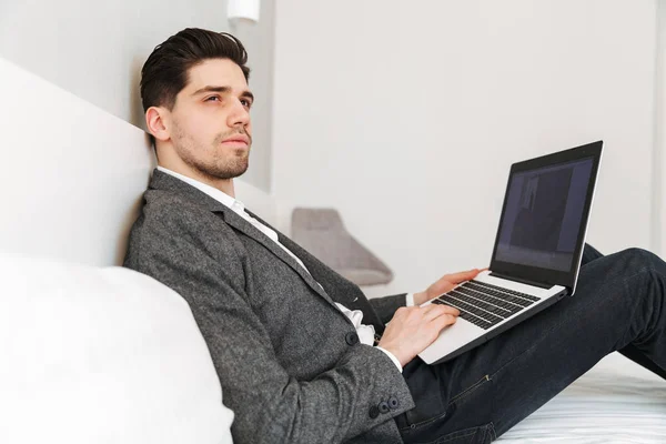 Foto de hombre serio inteligente en ropa de negocios mirando a un lado — Foto de Stock