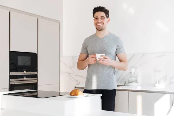 Retrato del hombre adulto con ropa casual sonriendo y sosteniendo la taza — Foto de Stock