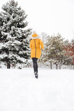 Kışın Park'ta yürüyordunuz komik esmer kadın arkadan görünüm