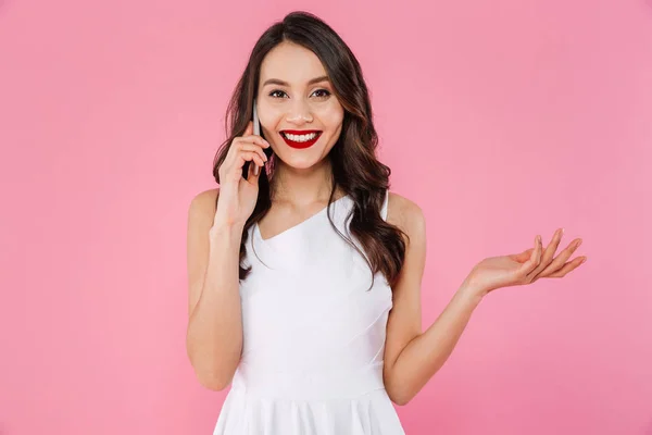 Foto de mujer asiática positiva con labios rojos hablando en el teléfono celular —  Fotos de Stock