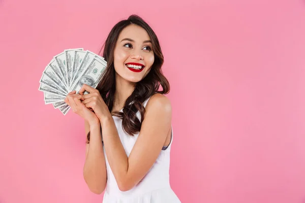 Imagem de mulher asiática encantada 20s segurando fã de dinheiro em dolla — Fotografia de Stock