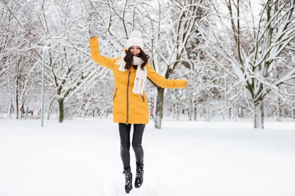 Tiro completo de senhora alegre jogando e correndo no parque de neve — Fotografia de Stock