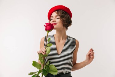 Kısa siyah saçlı giyen ile şık kadın kırmızı bere görüntüsünü bir