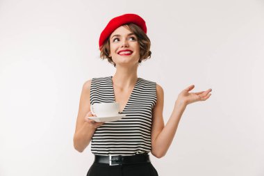 Çizgili gömlek ve kırmızı bere ve hol zarif kadın portresi