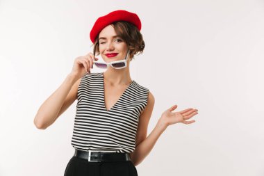 Trendy kırmızı giyen kısa siyah saçlı bayanla moda fotoğrafı olmak