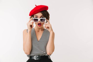Kısa siyah saçlı trendy r giyen muhteşem kadın fotoğrafı