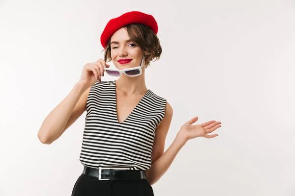 Foto de la señora de la moda con el pelo corto y oscuro que lleva el rojo de moda —  Fotos de Stock