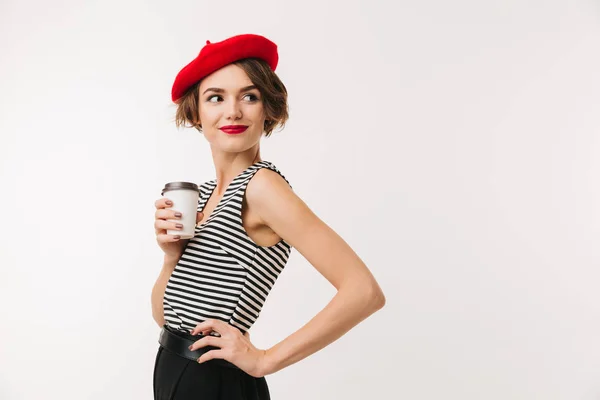 Attraktive Frau mit französischem Stil trägt rote Baskenmütze posiert auf — Stockfoto