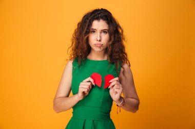 Kırık kalp tutan üzgün küçük hanım.