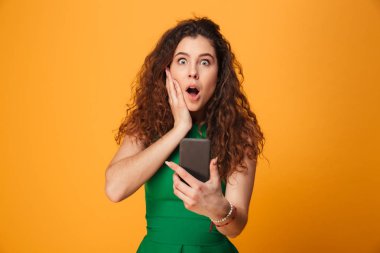 Cep telefonuyla sohbet şok genç bayan.