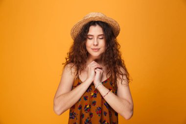 Genç ve güzel Bayan izole ayakta