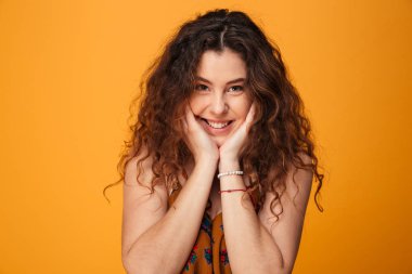 Sevimli genç bayan sarı arka plan üzerinde izole ayakta