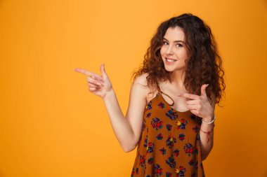 Bayan sarı arka plan üzerinde izole ayakta