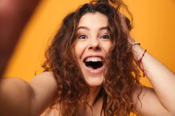 Gros plan portrait d'une joyeuse fille aux cheveux bouclés — Photo