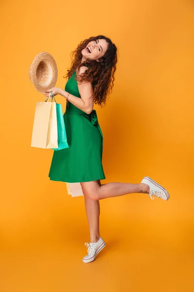 Glückliche junge Frau mit Einkaufstüten. — Stockfoto