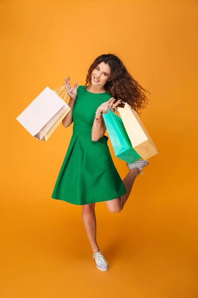 Mujer joven feliz sosteniendo bolsas de compras. —  Fotos de Stock