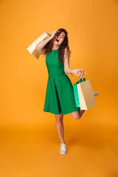 Ευτυχισμένη νεαρή γυναίκα που κρατάει τσάντες για ψώνια. — Φωτογραφία Αρχείου