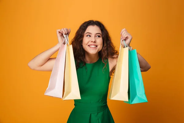 Mujer joven feliz sosteniendo bolsas de compras. — Foto de Stock