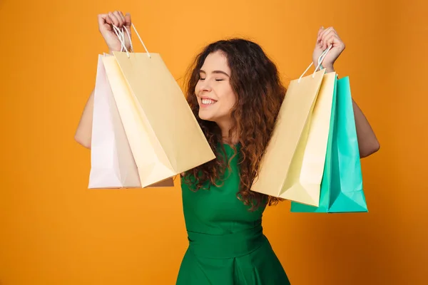 Glückliche junge Frau mit Einkaufstüten. — Stockfoto